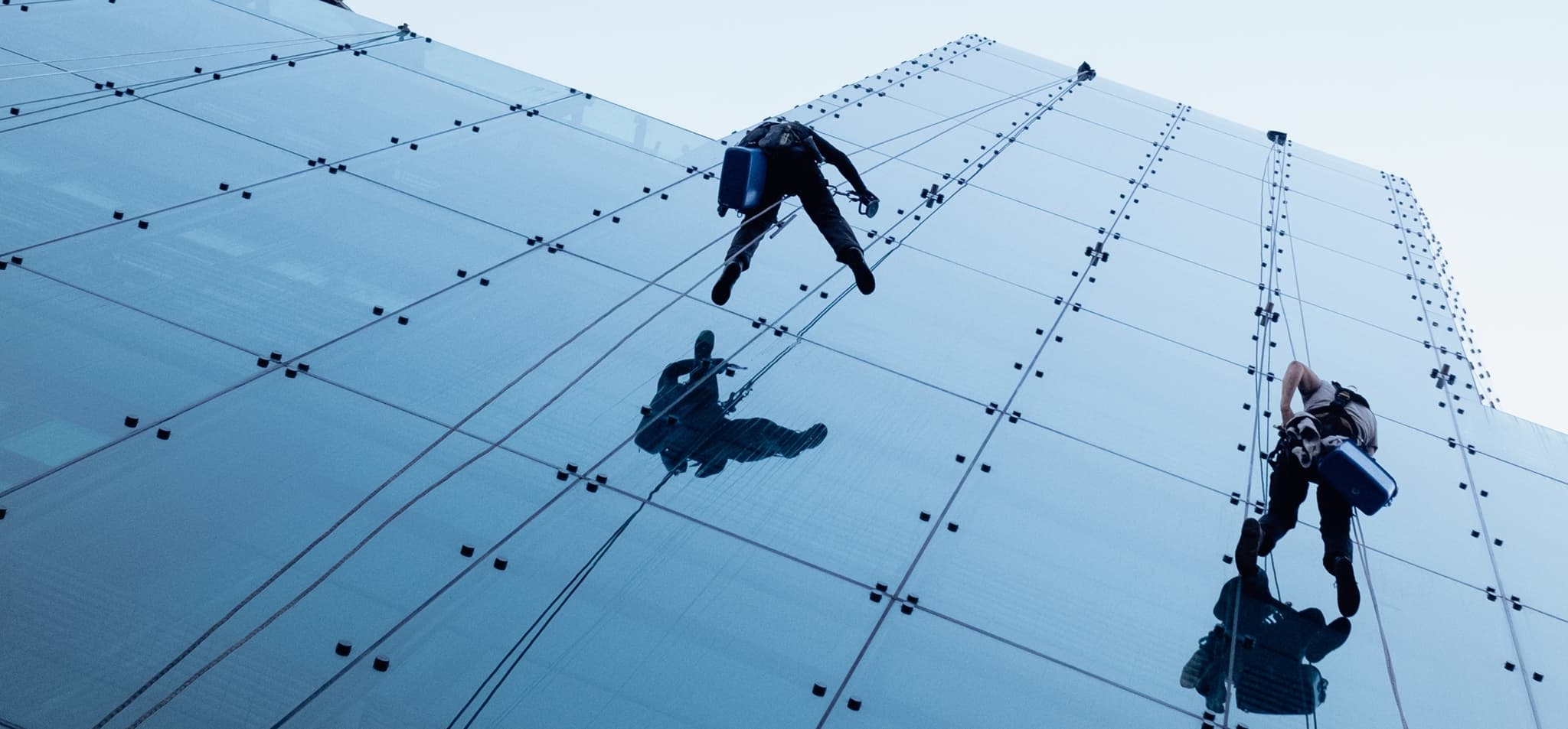 Profissionais aplicando insufilm